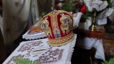 Rahip başlığı alır. Kilise ve taht, gelin ve damadın katedraldeki düğünü. Yakın plan, kilisede ayrıntılar.