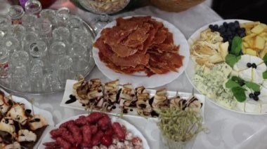 Lezzetli bir açık büfe, bir sürü farklı aperatif. Bir Ukrayna düğününde bir Kazak masası, çeşitli et yemekleri, yetişkinler için lezzetli bir eğlence. Şenlikli büfe, güzel dekore edilmiş et.