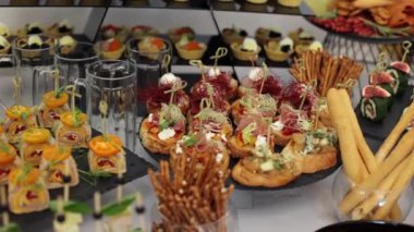 Lezzetli bir açık büfe, bir sürü farklı aperatif. Bir Ukrayna düğününde bir Kazak masası, çeşitli et yemekleri, yetişkinler için lezzetli bir eğlence. Şenlikli büfe, güzel dekore edilmiş et.