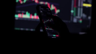 Akıllı telefondan borsa. Kripto para birimi şeması. Bozuk para ekran şeması, hisse senedi ticareti. Mali işler, online ticaret. Fonların ve depozitonun dijital ortama aktarılması. Bozuk para büyümesi ve düşüş grafiği