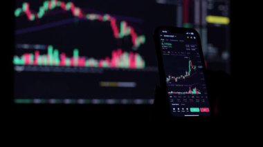 Akıllı telefondan borsa. Kripto para birimi şeması. Bozuk para ekran şeması, hisse senedi ticareti. Mali işler, online ticaret. Fonların ve depozitonun dijital ortama aktarılması. Bozuk para büyümesi ve düşüş grafiği