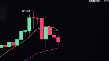 Kripto para birimi şeması. Bozuk para ekran şeması, hisse senedi ticareti. Mali işler, online ticaret. Fonların ve depozitonun dijital ortama aktarılması. Ekranda birçok rakam, para grafiği ve düşüşü