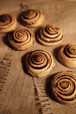 Ev yapımı tarçınlı. Tarçınlı pişirme. Şekerler, çörekler. Yüksek kalite fotoğraf