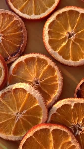 干橄榄片小吃 圣诞装饰用的干橘子 垂直的 高质量的镜头 — 图库视频影像