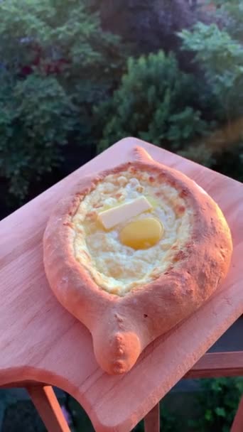 自制的带有奶酪和鸡蛋的半乳酪卡查普利 格鲁吉亚菜 高质量的镜头 — 图库视频影像