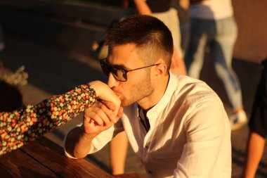 Bir erkekle bir kızın randevusu. Sevgi. Sevgililer Günü. Bir erkek bir kadının elini öper. Yüksek kalite fotoğraf