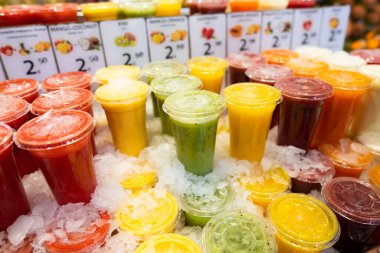 Soğuk yaz meyve suyu pipetli bardaklarda içilir. Dükkanda ve markette içecekler. Meyve suyu. Yüksek kalite fotoğraf