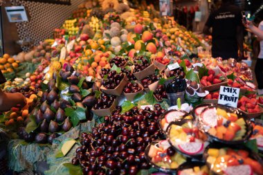 Egzotik meyve ve böğürtlen pazarda satılır. İspanyol meyveleri. Gastronomi ve artan ürün fiyatları. Yemek sepeti. Vitaminler