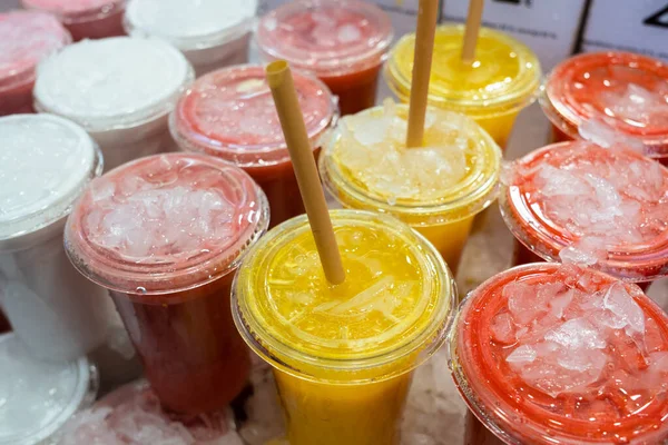 Soğuk yaz meyve suyu pipetli bardaklarda içilir. Dükkanda ve markette içecekler. Meyve suyu. Yüksek kalite fotoğraf