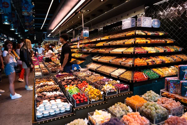 Markette çok renkli marmelat satılıyor. Piyasadaki şekerler. Satıcı ve alıcılar. Yüksek kalite fotoğraf
