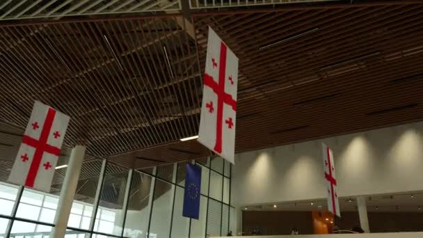 Kutaisi Georgien Georgischer Flughafen Kutaisi Mit Nationalflaggen Hochwertiges Filmmaterial — Stockvideo