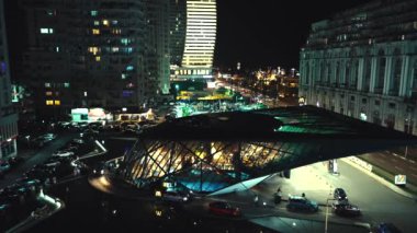 29.06.2023 - Batum, Georgia. Gece şehri Batumi. Gökdelenler ve yüksek binalar. Gece hayatı. McDonalds 'ın en güzel ve sıra dışı binası. Yüksek kalite 4k görüntü