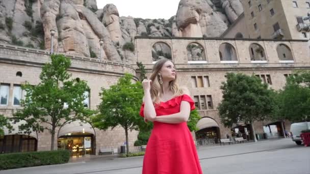 Montserrat Dağlarındaki Manastırın Yakınında Kırmızı Elbiseli Güzel Bir Genç Kız — Stok video