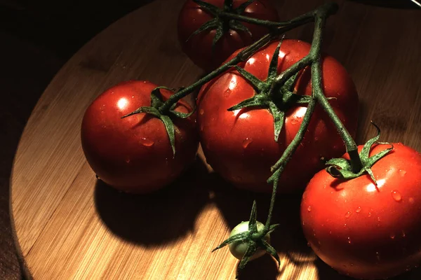 Una Rama Tomates Rojos Orgánicos Maduros Sobre Una Tabla Madera — Foto de Stock