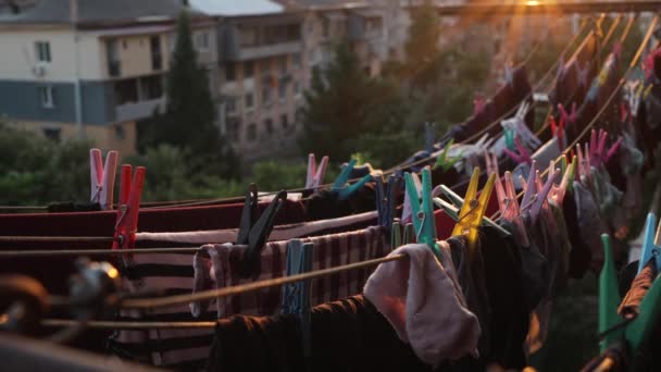 Помитий Одяг Миють Балконі Прищіпках Екологічно Чисте Сушіння Високоякісні Кадри — стокове відео