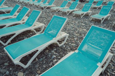 Kumsaldaki turkuaz mavi güneş şezlongları. Denizde yaz tatili. Paslı plajlar. Her şey dahil. Güneş banyosu. Yüksek kalite fotoğraf