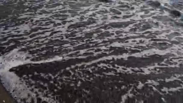 Fale Morskie Piana Czarnym Piasku Plaża Relaks Wysokiej Jakości Materiał — Wideo stockowe