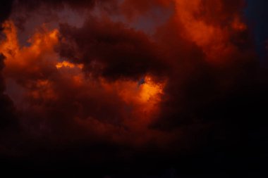 Turuncu günbatımı bulutları. Geçmişi. Doku. Yüksek kalite fotoğraf