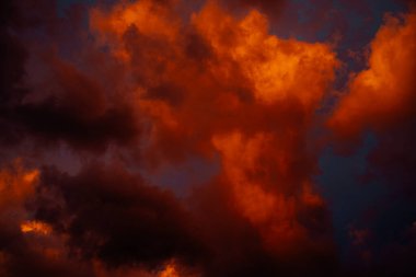 Turuncu günbatımı bulutları. Geçmişi. Doku. Yüksek kalite fotoğraf