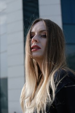 Şehirde spor kapüşonlu güzel, mutlu bir kız. Portre. Moda. Yüksek kalite fotoğraf