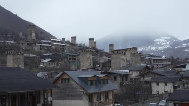 Mestia Landsby Svaneti Regionen Georgia Kaukasus Fjell Skyet Vinterdag Svan – stockvideo