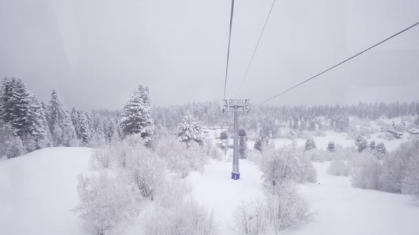 ジョージアのハッツヴァリの冬のスキーリゾートのケーブルカー 高品質の4K映像 — ストック動画