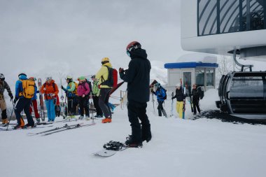 23.03.24 - Georgia 'da Hatsvali, Svanetia bir kayak merkezinde kayakçılar ve snowboardcular. Kış sporu.