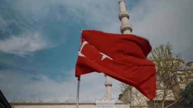 Türk bayrağı caminin arka planında dalgalanıyor. Yüksek kalite 4k görüntü