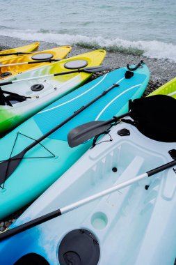 Kanolar ve SUP sörf tahtaları denizde. Olağanüstü bir spor. Boş zaman. Yüksek kalite fotoğraf