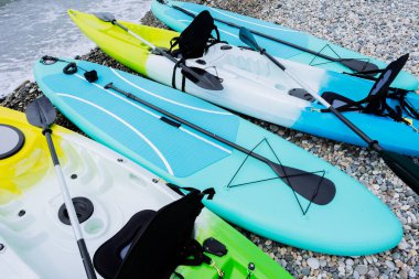 Kanolar ve SUP sörf tahtaları denizde. Olağanüstü bir spor. Boş zaman. Yüksek kalite fotoğraf