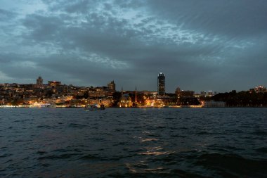 16.04.2024 - İstanbul, Türkiye. Denizden İstanbul 'a iyi akşamlar. Yüksek kalite fotoğraf