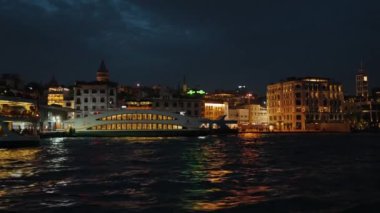 29.04.2024 - İstanbul, Türkiye. Boğaz boyunca gece tekne gezisi. Yüksek kalite 4k görüntü