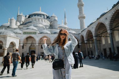 Türkiye 'nin İstanbul kentindeki Mavi Camii' ndeki kız. Yüksek kalite fotoğraf