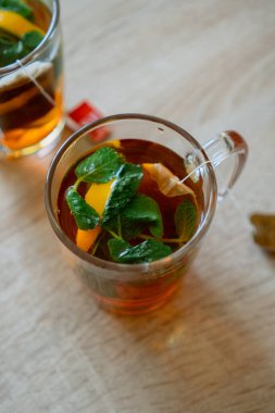 Naneli ve limonlu bir fincan sıcak çay. Kış içkisi. Yüksek kalite fotoğraf