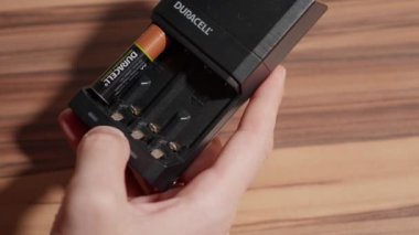 13.12.2024 - Batum, Gürcistan. Duracell şarj edilebilir AA piller, çevreye zarar vermeden güvenli enerji. Yüksek kalite 4k görüntü