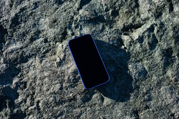 Taştan bir arka planda iPhone 16 akıllı telefonun bir kopyası. Yüksek kalite fotoğraf