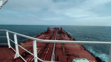 Denizde bir petrol tankerinin güvertesi. Dizel ve petrolün okyanus ötesine taşınması. Deniz mürettebatının işi. Yüksek kalite 4k görüntü