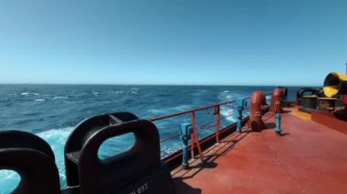 Denizde bir petrol tankerinin güvertesi. Dizel ve petrolün okyanus ötesine taşınması. Deniz mürettebatının işi. Yüksek kalite 4k görüntü