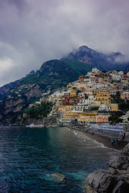 Amalfi Sahili, İtalya. Positano şehri ve deniz kenarı manzarası. Yüksek kalite fotoğraf