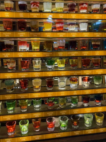 Yazın gece kulübünde renkli alkol kadehleri. Yüksek kalite fotoğraf