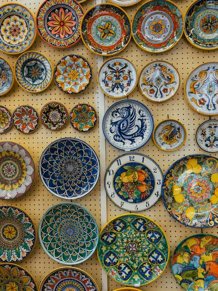 İtalya 'da tatil. Turistik yerler, mağazalar ve seramiklerden hoşlanan. İlham Amalfi Sahili. - Evet. Yüksek kalite fotoğraf