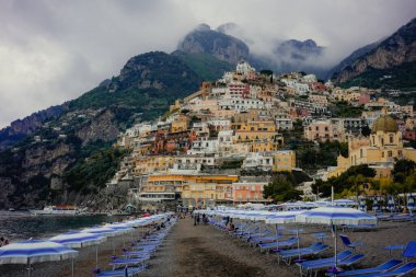 Amalfi Sahili, İtalya. Positano şehri ve deniz kenarı manzarası. Yüksek kalite fotoğraf