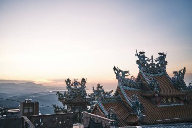 Qingyun Tapınağı Jiufen Günbatımının Altın Işığıyla yıkandı