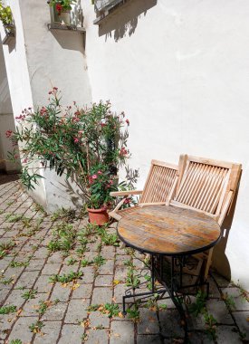 Augsburg 'daki güzel avluda. 