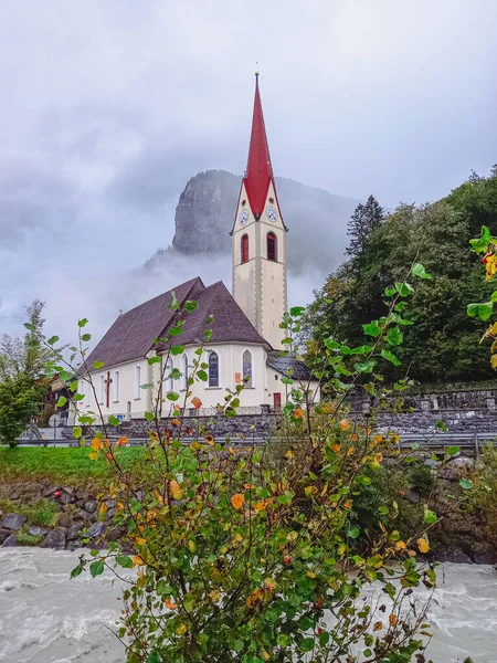 St. Leonard Kilisesi ve Bregenzer Ache Nehri. 