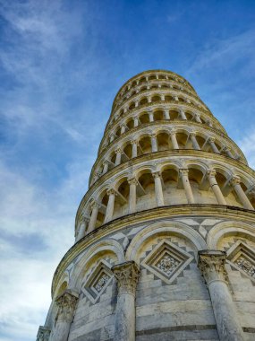 Pisa 'nın kulesine bakıyorum. 