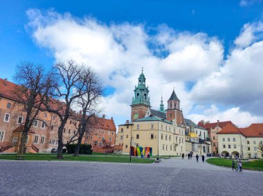 Wawel Katedrali 'ne doğru yürüyorum. 