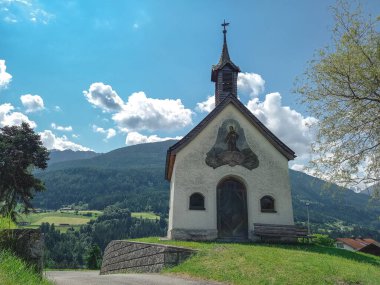 Arzl im Pitztal 'deki eski küçük kilise. 