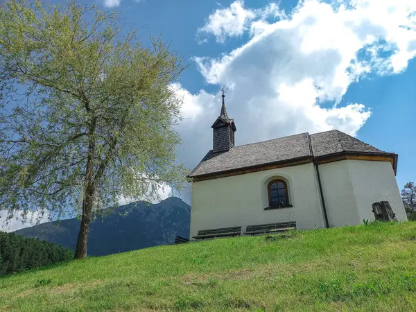 Arzl im Pitztal 'deki eski küçük kilise. 