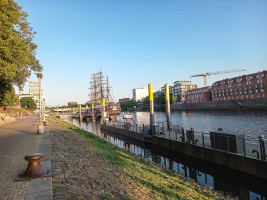 Weser nehri ve Bremen 'deki Schlachte güvertesi. 
